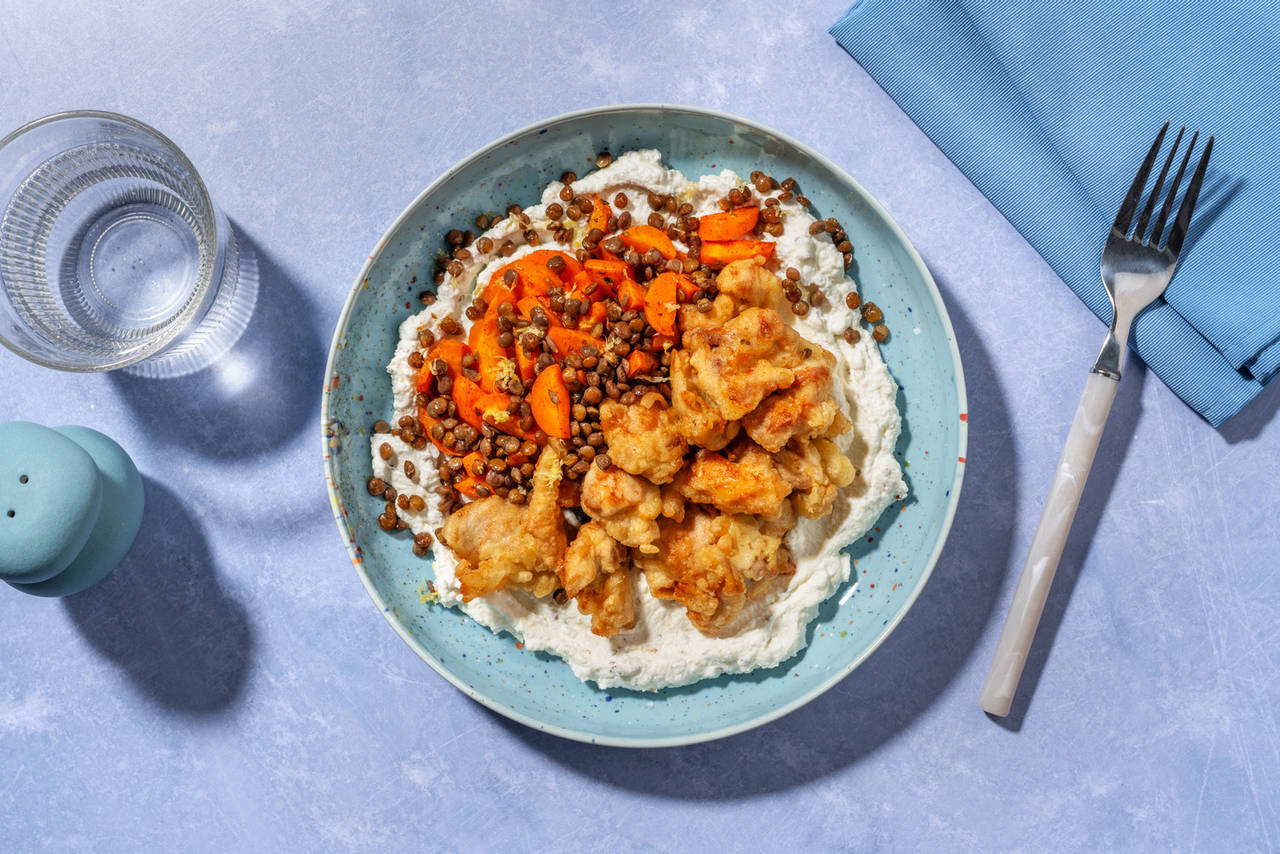 Palomitas de pollo sobre salsa de ricotta con zanahorias a la miel y lentejas crujientes