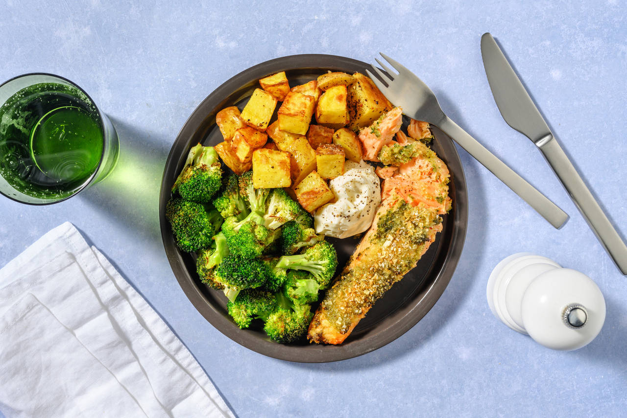 Salmón con costra de pesto y panko con alioli y verduras asadas