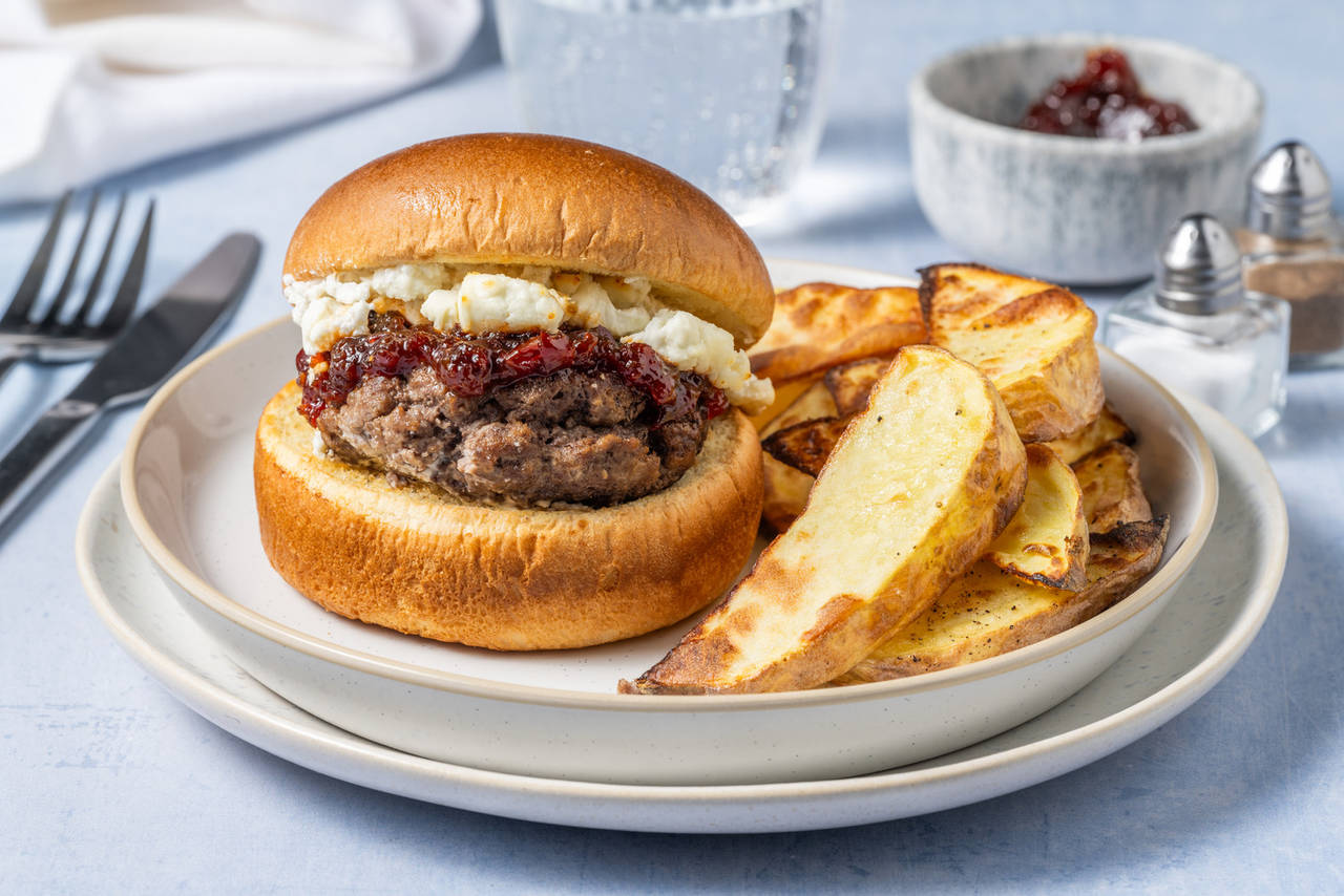 Hamburguesa de ternera con queso de cabra con mermelada de fresa y patatas al horno