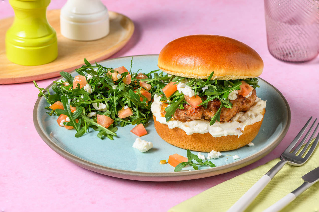 Hamburguesa de cerdo al estilo griego con mayonesa de queso griego y ensalada fresca