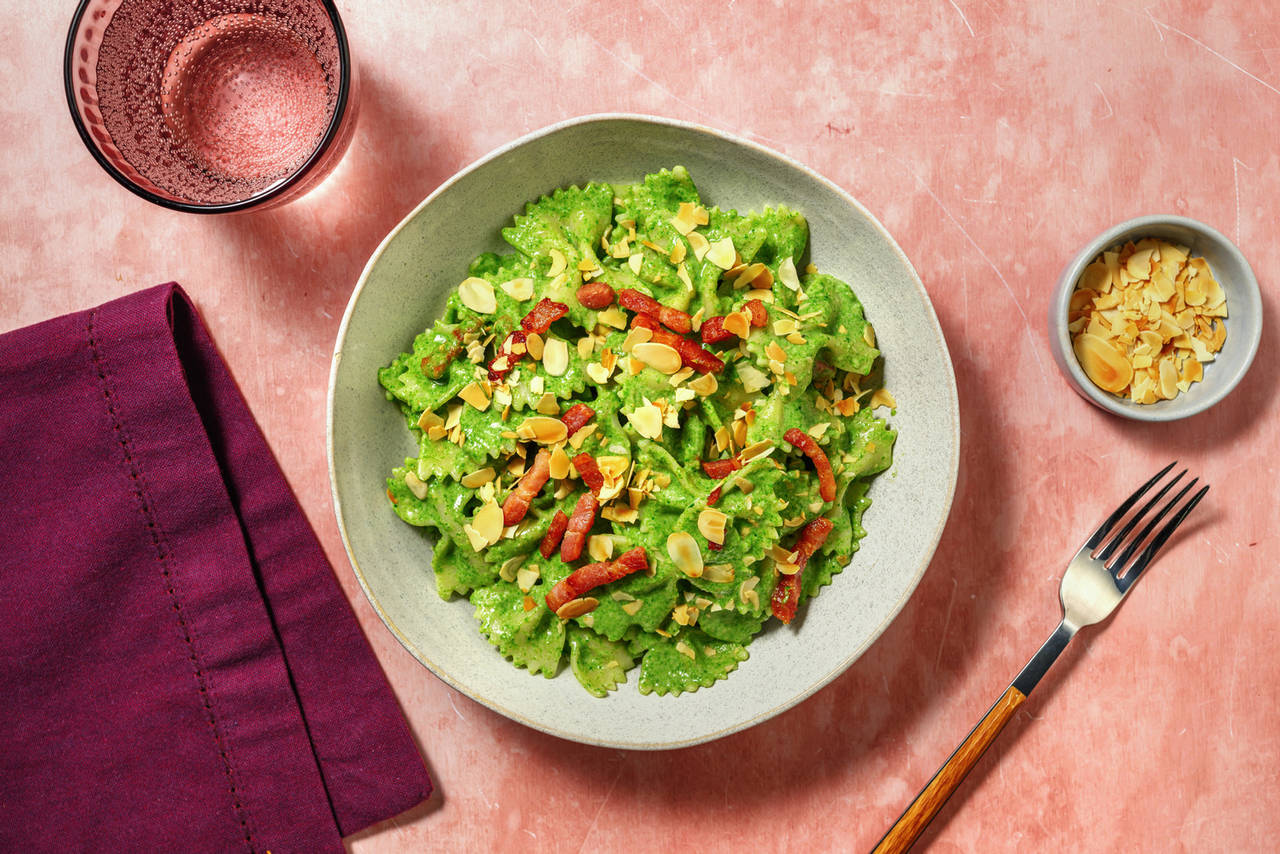 Farfalle con bacon en salsa de espinacas con almendras tostadas