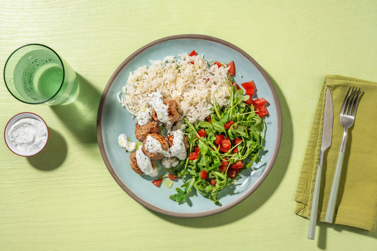 Albóndigas al estilo griego con salsa de yogur y eneldo, ensalada fresca y arroz