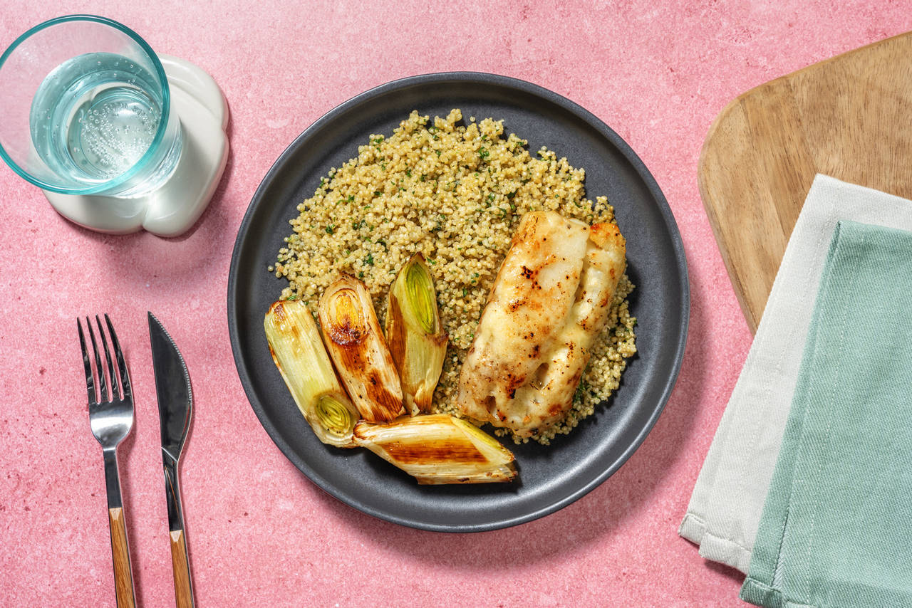 Bacalao con alioli gratinado y puerro asado acompañado de quinoa con aceite casero de ajo y perejil