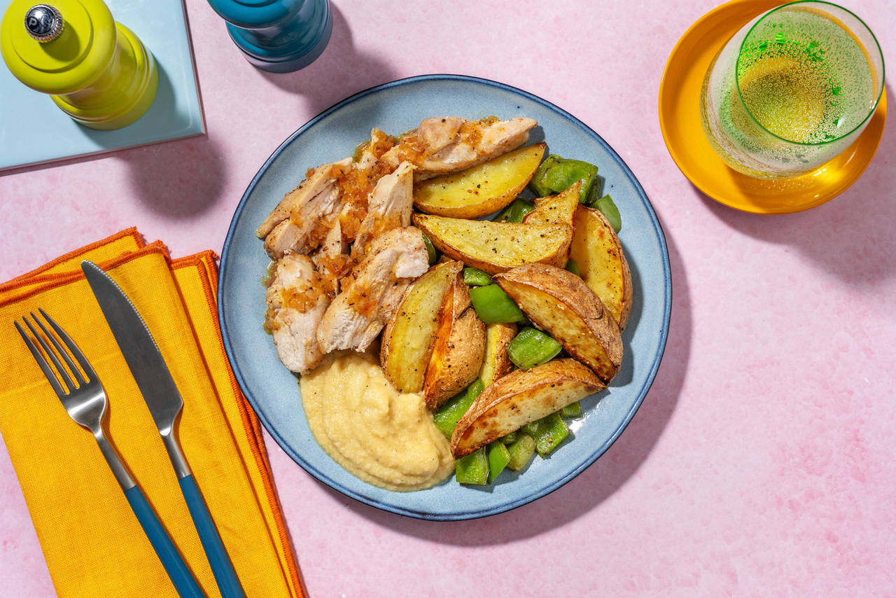 Pollo asado con salsa casera de naranja con patatas y pimiento al horno y compota de manzana