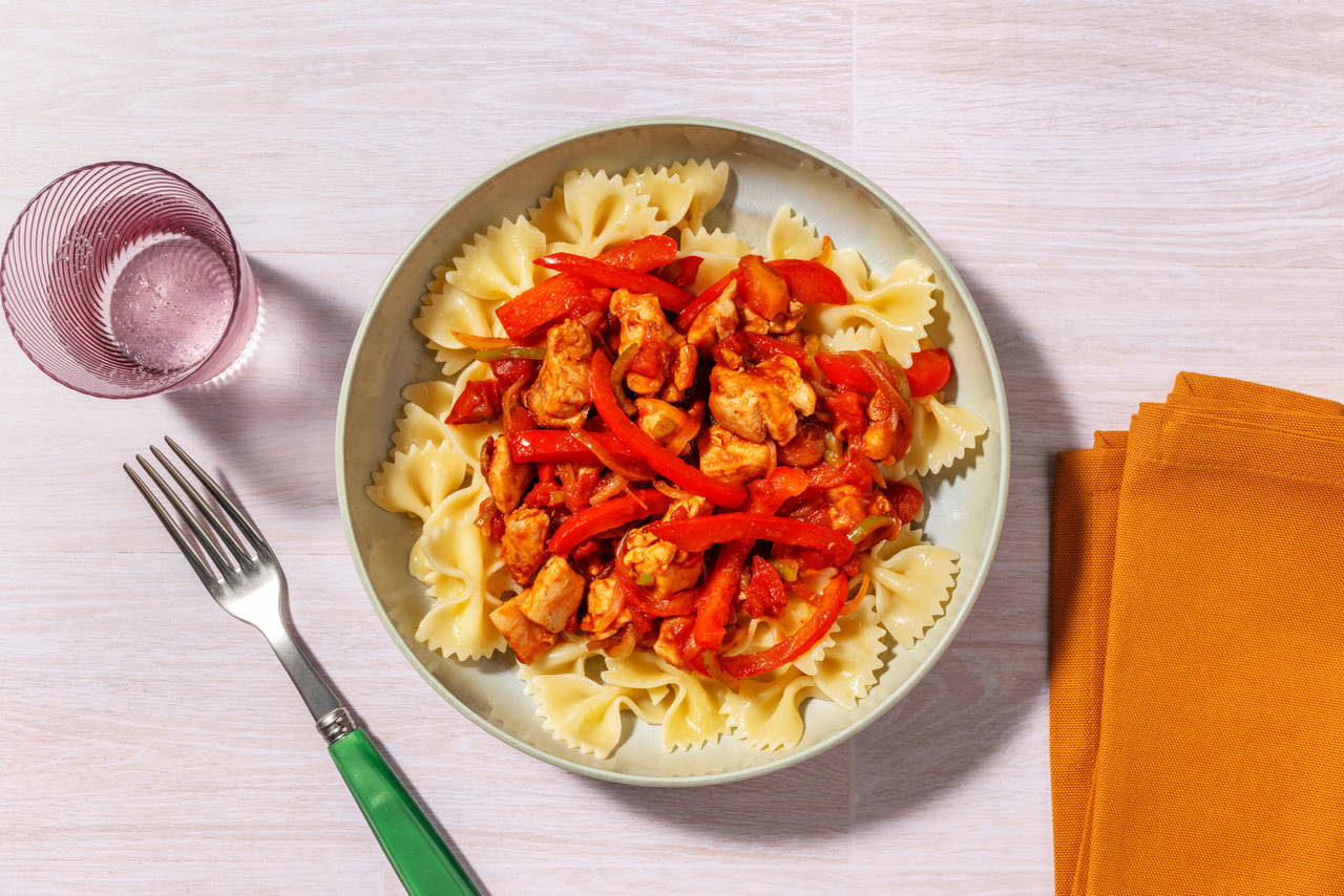 Pollo al chilindrón al estilo aragonés con verduras sobre farfalle