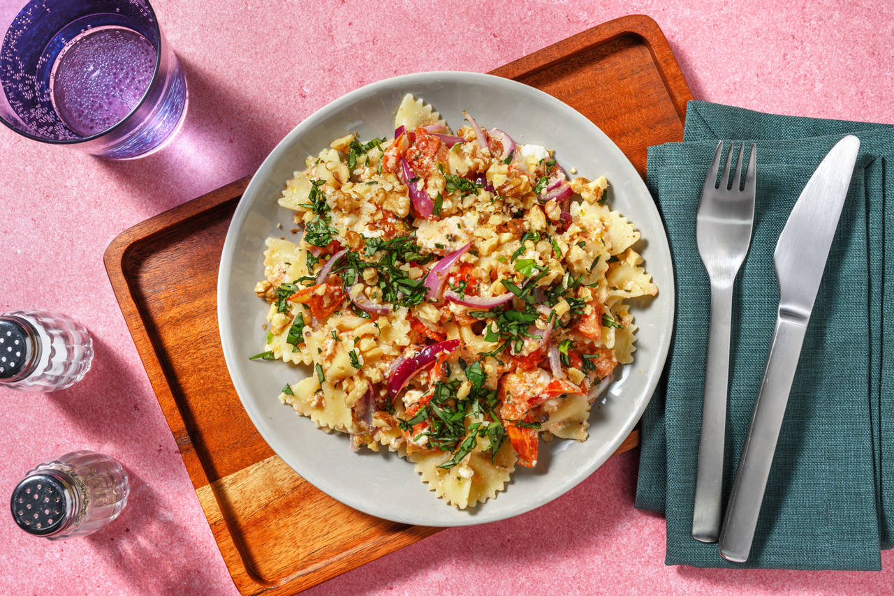 Farfalle con salsa de queso griego y cherrys con nueces picadas y albahaca