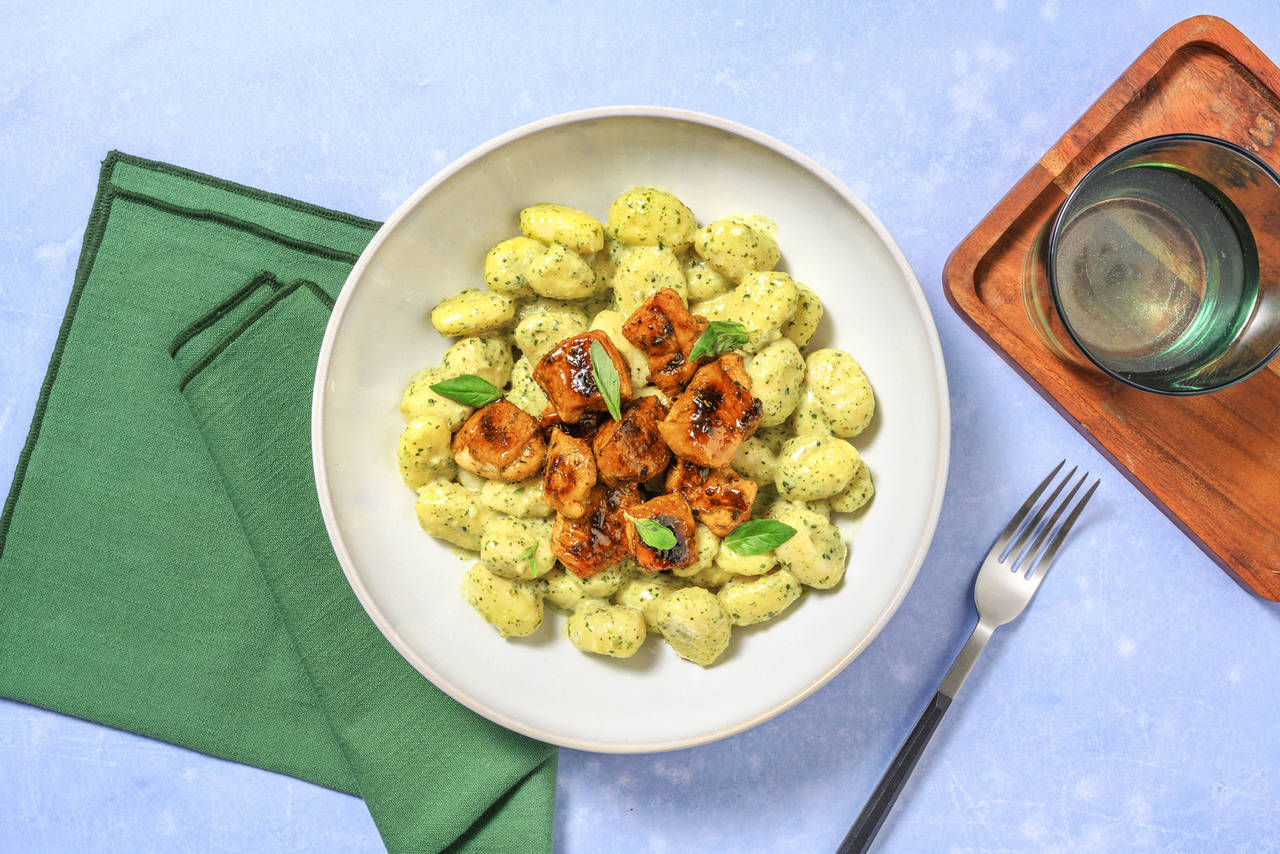Gnocchis en salsa de albahaca con pollo con aderezo de miel y tomillo