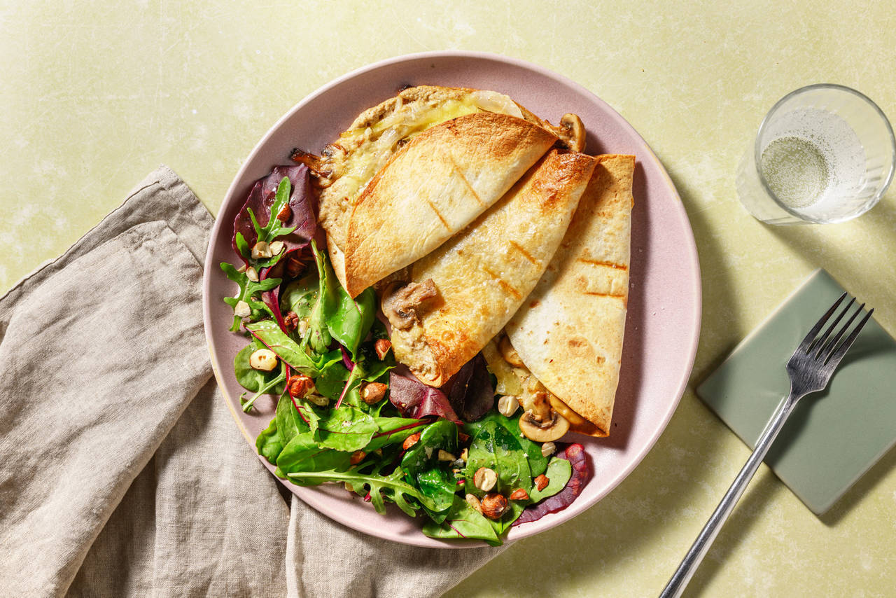 Veggie quesadillas con champiñones y langostinos acompañadas de ensalada con vinagreta de avellanas