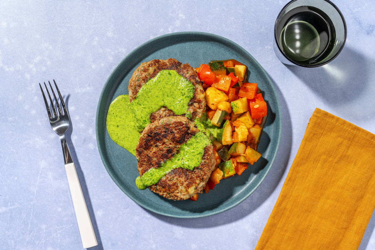 Hamburguesa con pisto casero puré de patatas y aceite de perejil