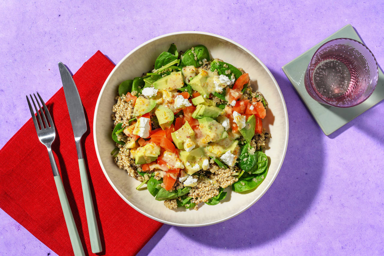 Ensalada de quinoa, queso de cabra y aguacate aderezada con vinagreta de naranja y avellanas