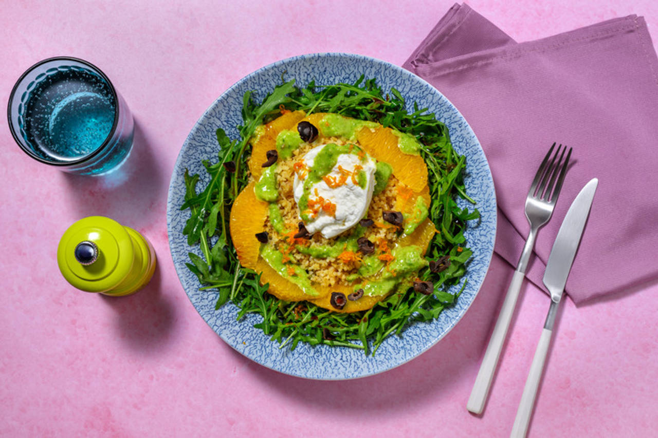 Ensalada de bulgur con burrata italiana y naranja con pesto de cebollino, olivas y avellanas tostadas