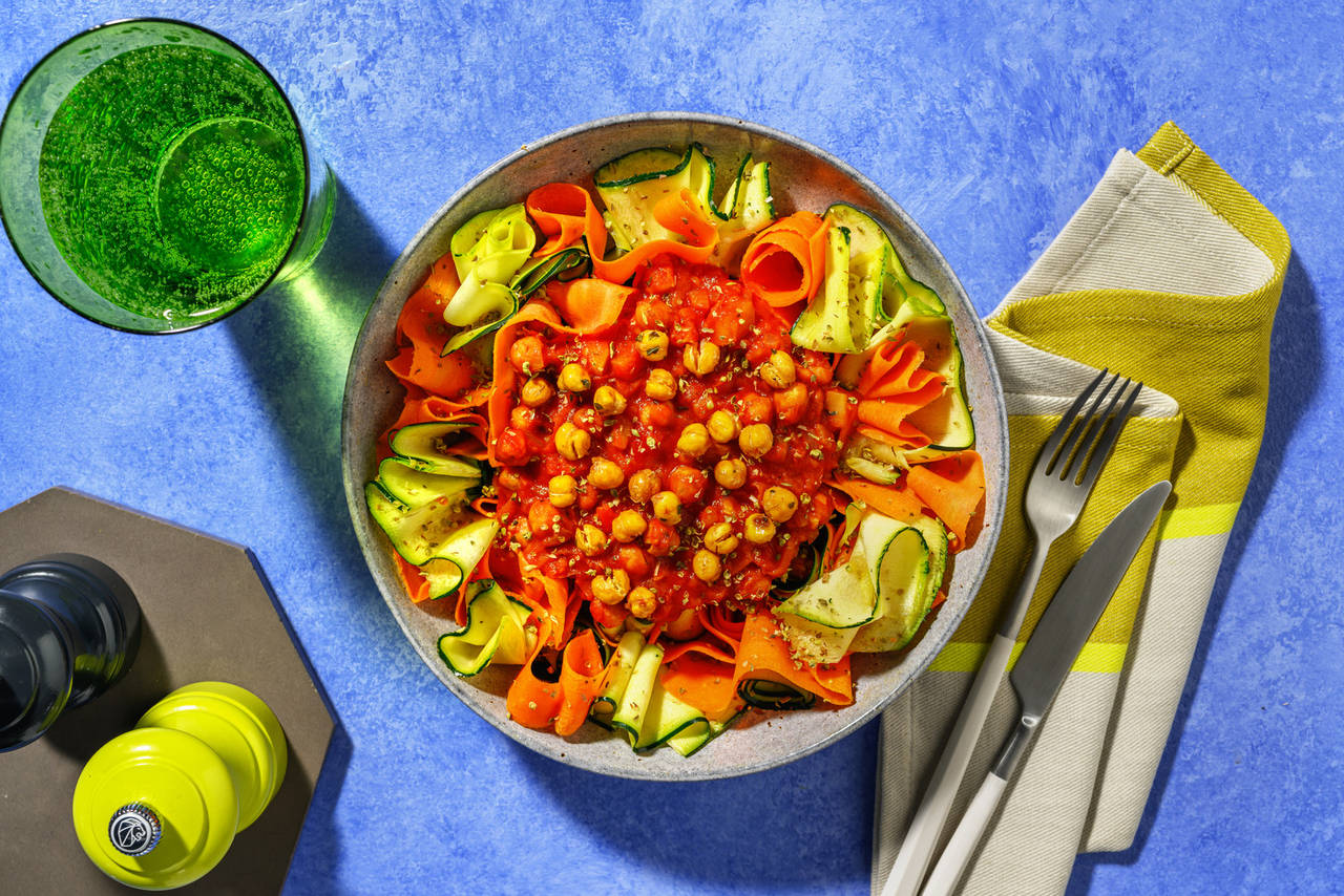 Boloñesa de garbanzos asados y verduras sobre cintas de calabacín y zanahoria