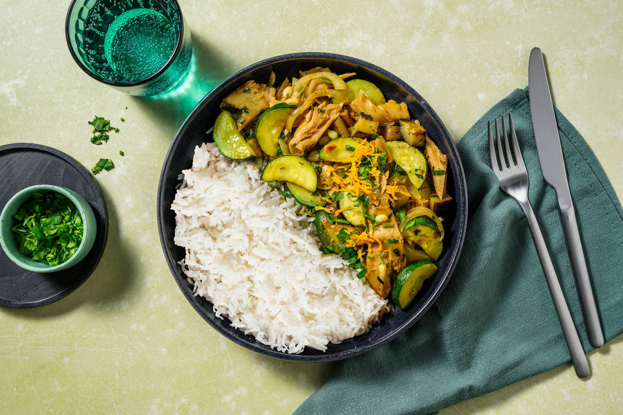 Bocados veganos sabor ternera en salsa de naranja con verduras salteadas sobre arroz basmati