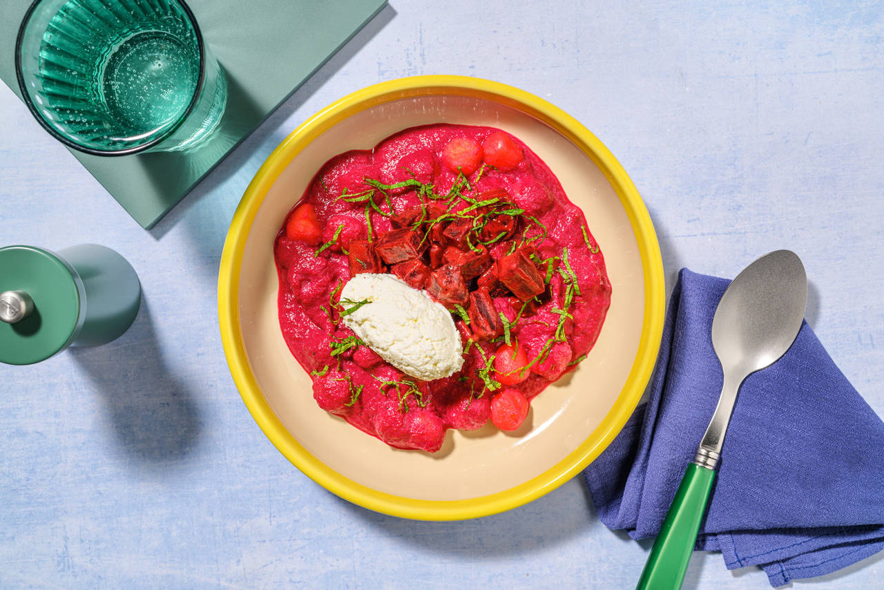 Gnocchis en salsa casera de remolacha con ricotta y menta fresca
