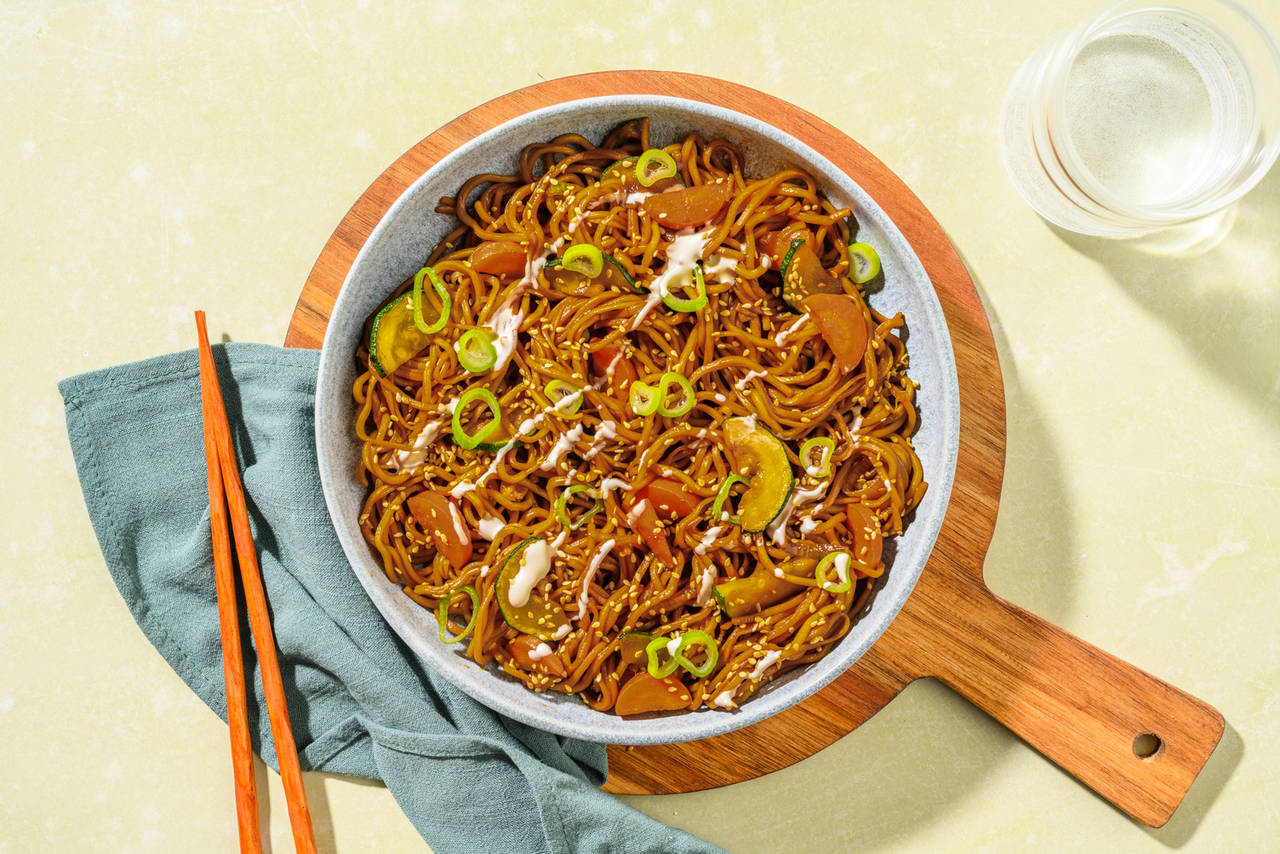 Fideos asiáticos con verduras salteadas con semillas de sésamo tostadas y mayonesa de soja