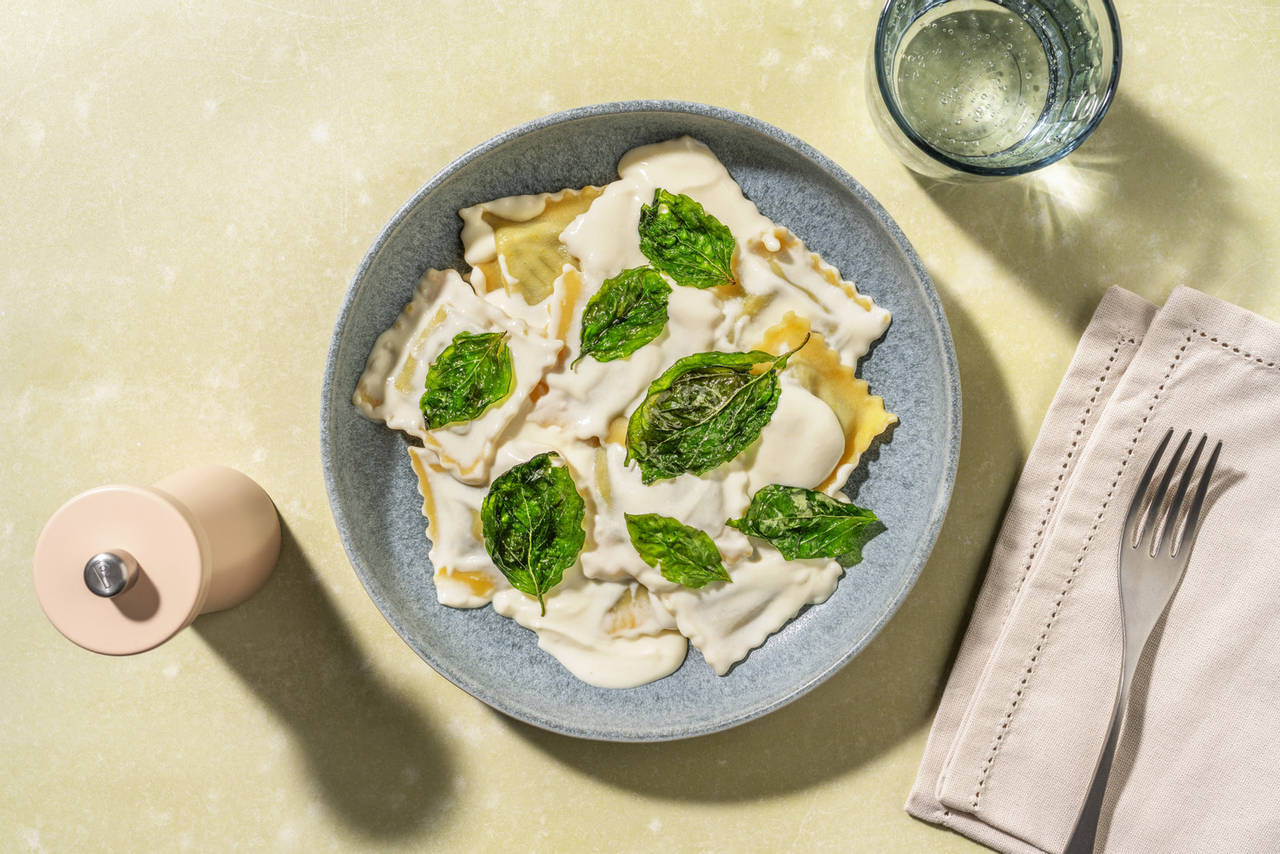 Raviolis de calabaza con salsa de queso con albahaca crujiente
