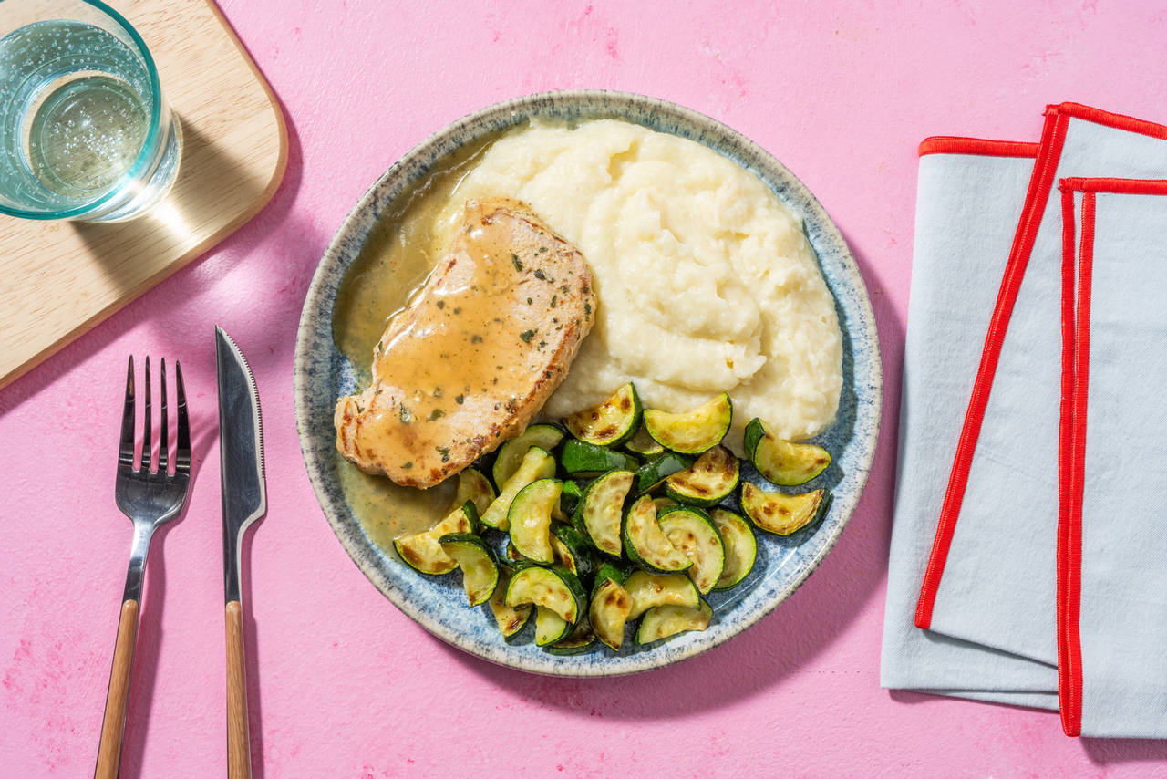 Lomo marinado en salsa de chalota con puré de coliflor y calabacín salteado