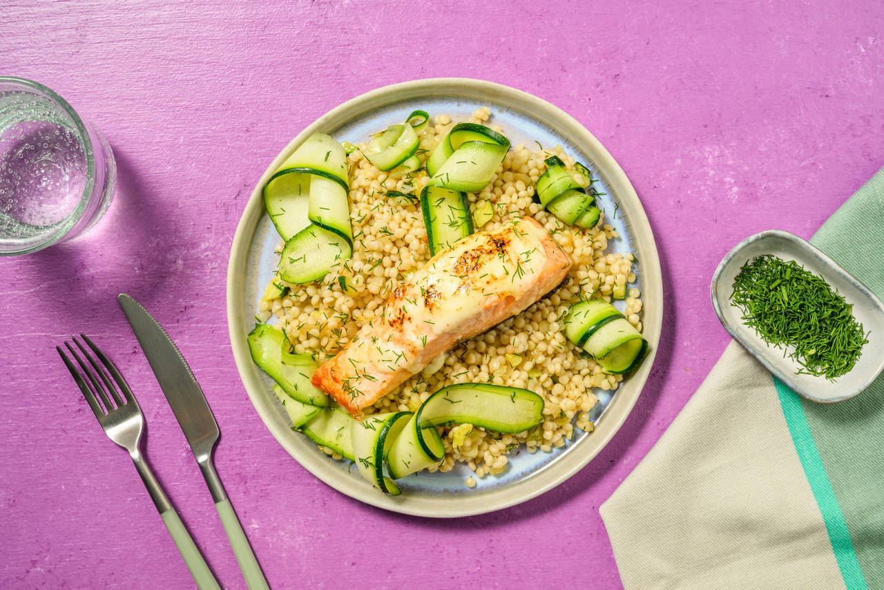 Salmón gratinado con alioli acompañado de cuscús perlado con calabacín y eneldo