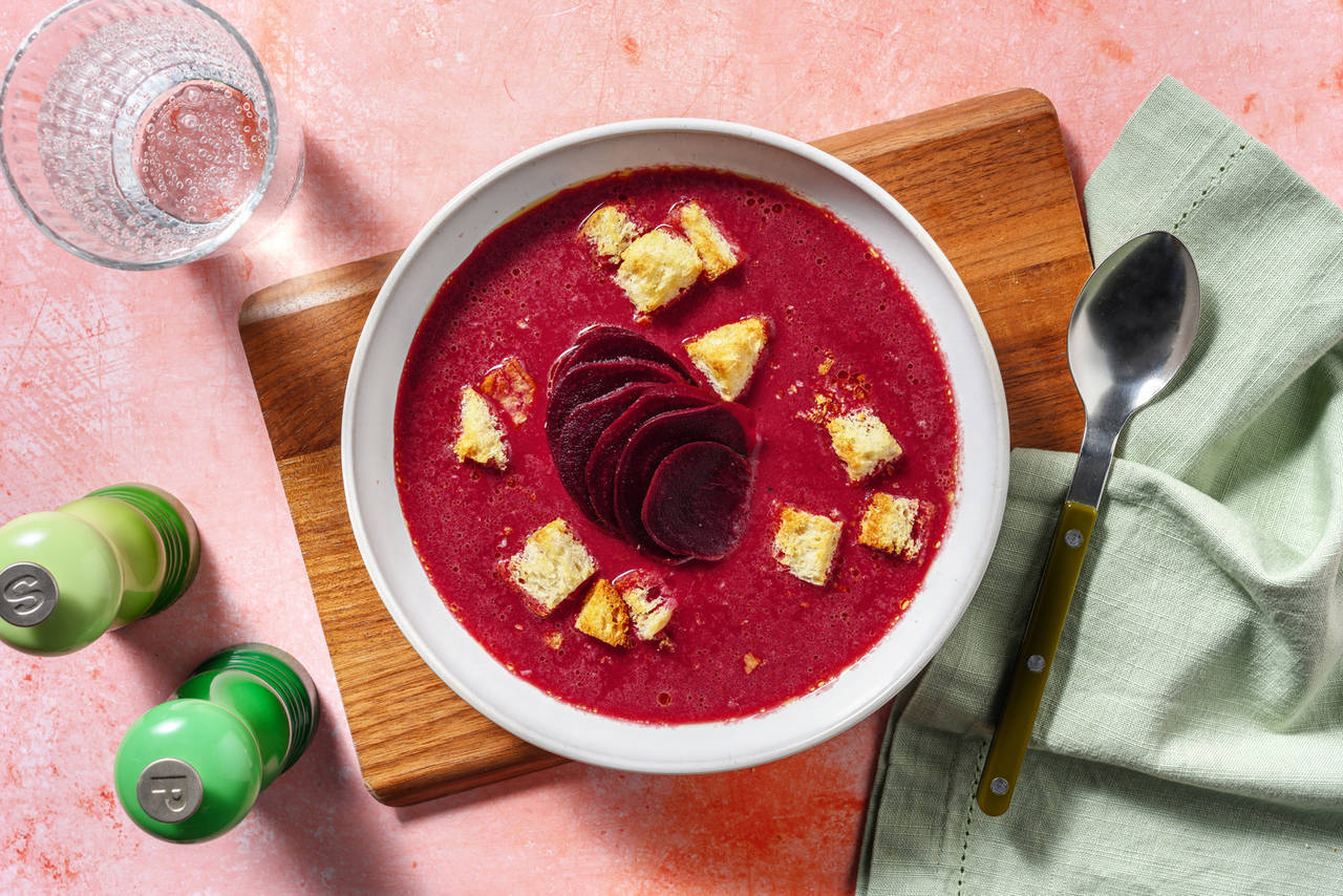 Gazpacho casero de remolacha con picatostes caseros y láminas de remolacha aderezada