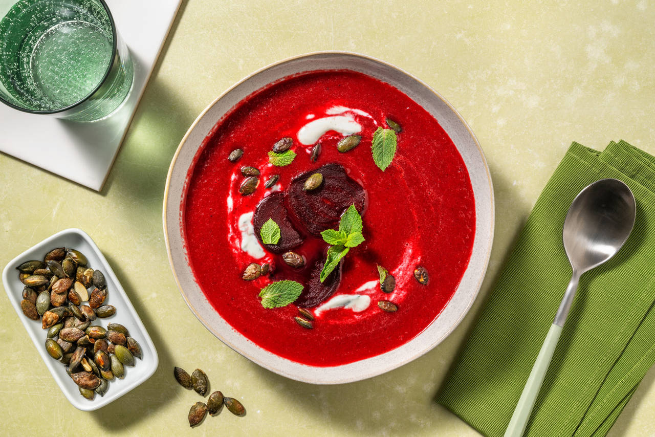 Sopa casera de remolacha a la menta con salsa de yogur y pipas de calabaza tostadas