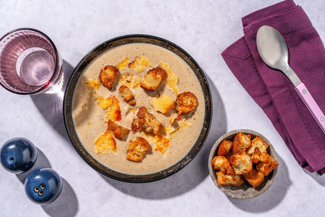 Crema de setas shiitake con crujiente de queso con picatostes de ajo caseros