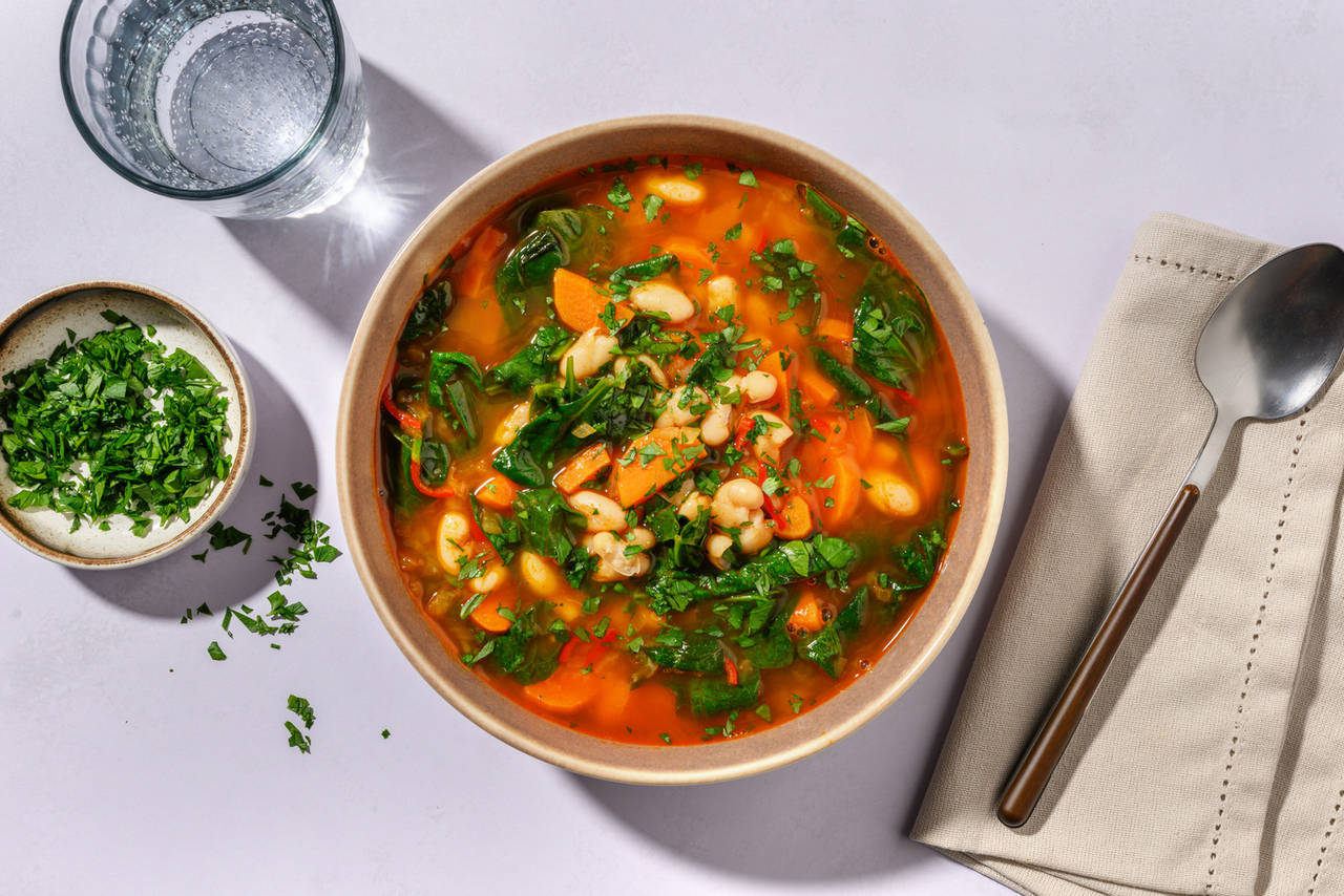 Guiso vegano de judías blancas con verduras y chili rojo