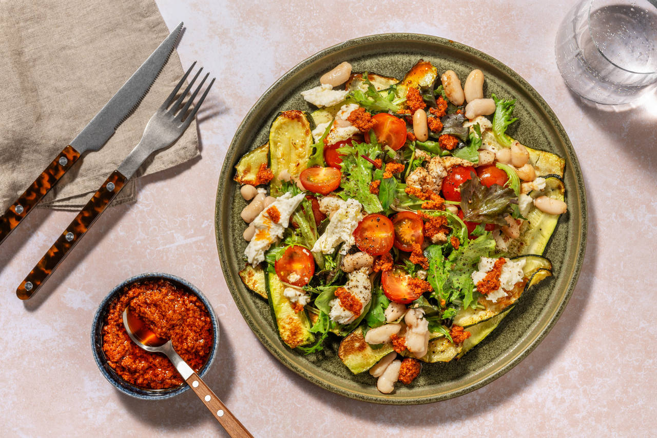 Ensalada de judías con pesto calabrese y mozzarella sobre láminas de calabacín