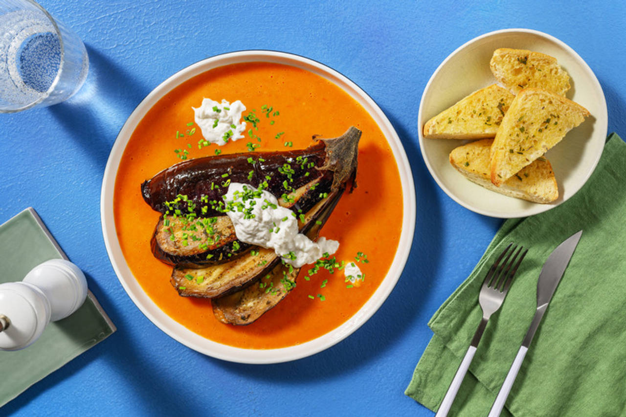 Berenjena asada con burrata italiana y salmón con salsa casera de cherrys asados y pan de ajo