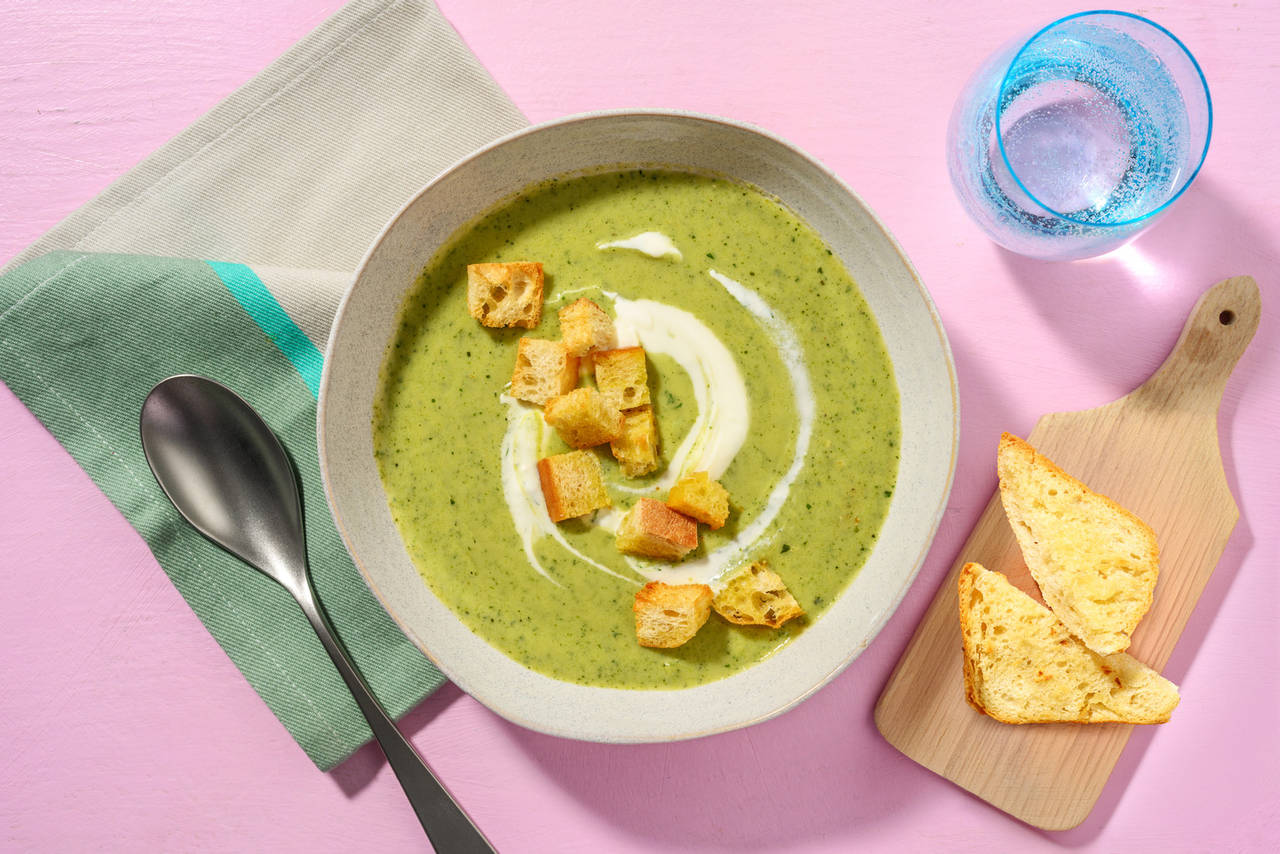 Vichyssoise de calabacín con picatostes al pecorino acompañada de pan de ajo casero