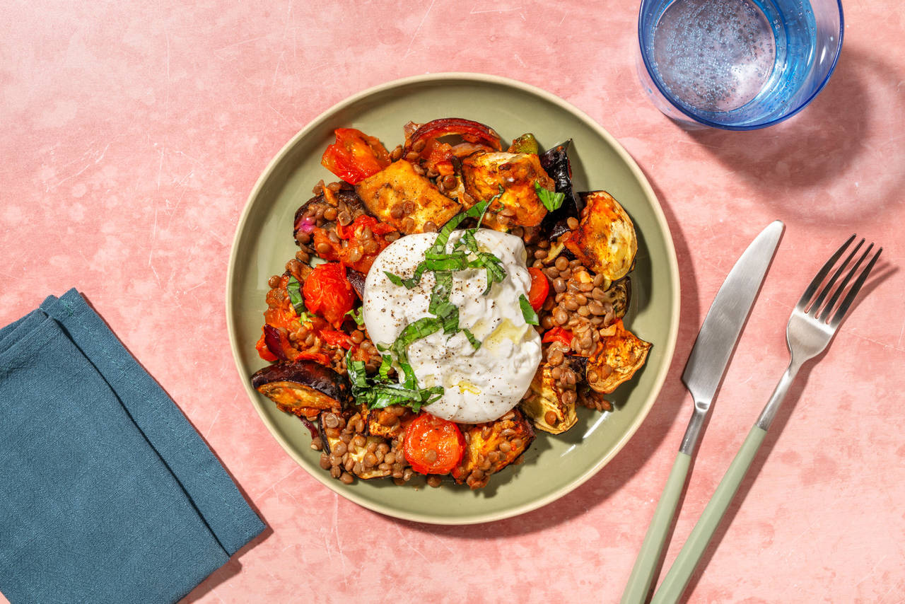 Burrata sobre verduras asadas con salsa de cherrys y lentejas