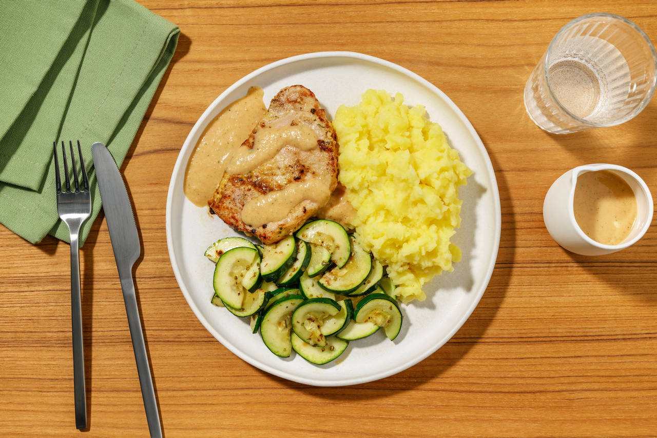 Lomo marinado en salsa de chalota con puré de patata y calabacín salteado