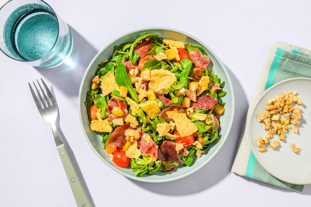 Ensalada con crujientes de jamón serrano de Teruel y queso con pera caramelizada y vinagreta de mostaza y soja
