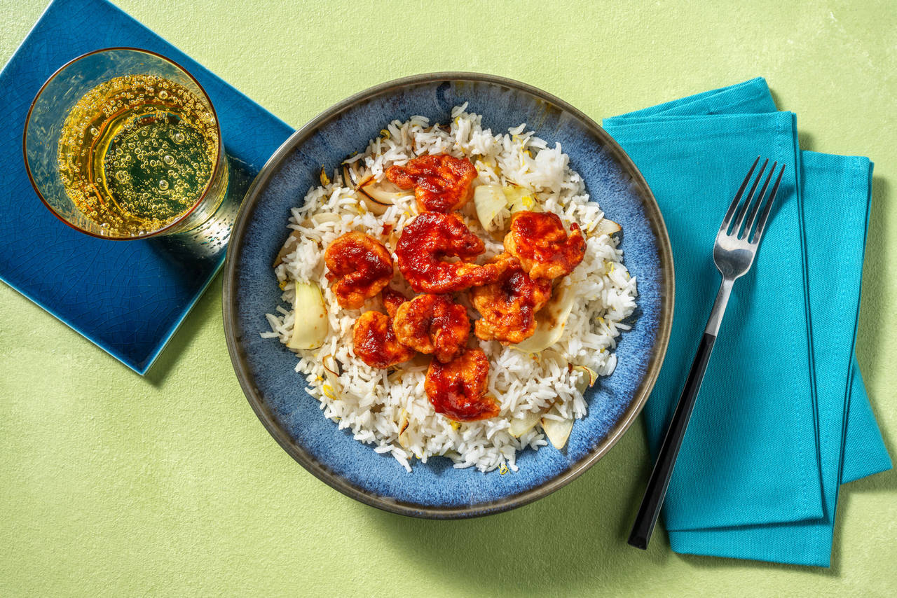 Langostinos crujientes en salsa agridulce casera sobre arroz basmati con limón y cebolla