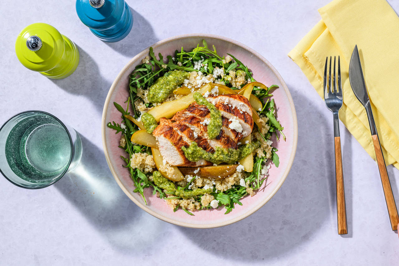 Bol de quinoa y pollo con pesto casero de rúcula con pera caramelizada y queso griego