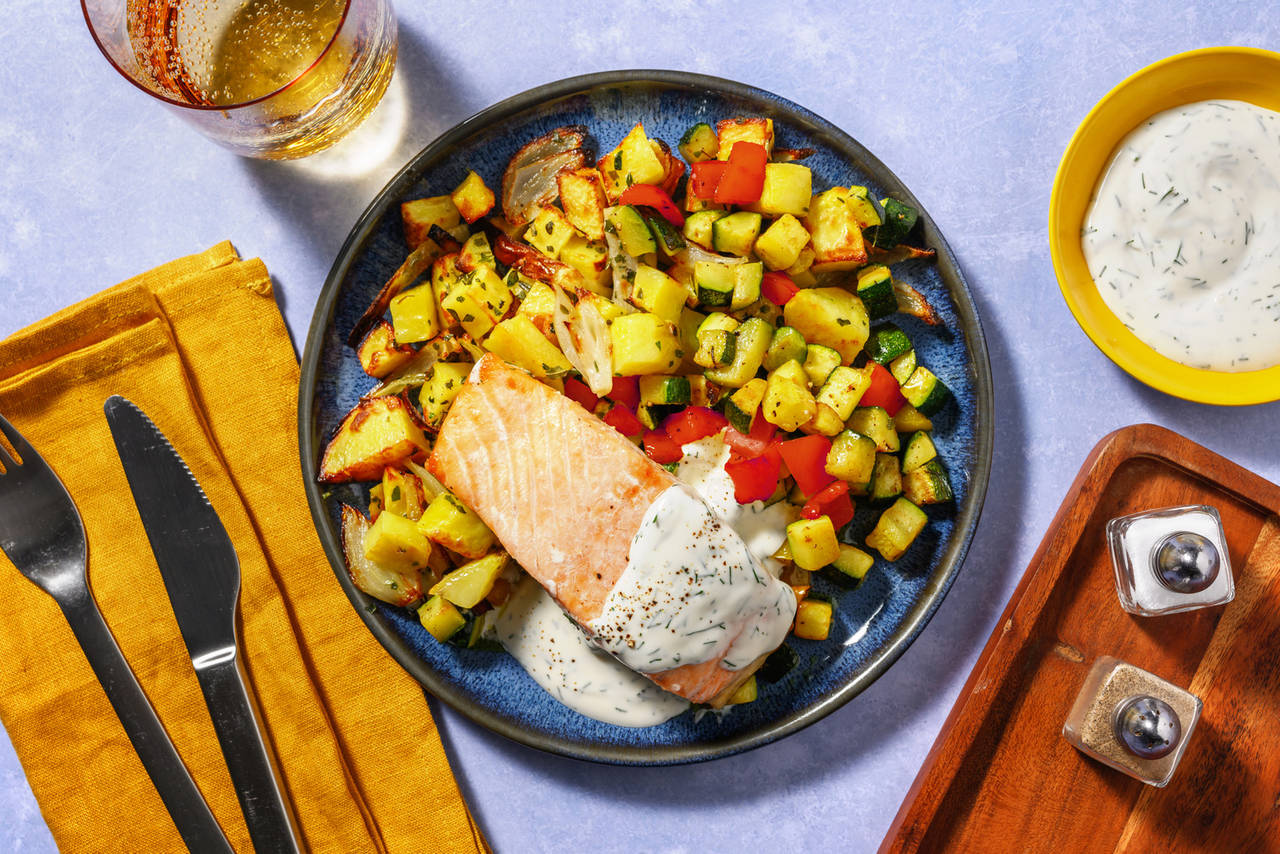 Salmón con pisto de verduras con patatas asadas y mayonesa de eneldo