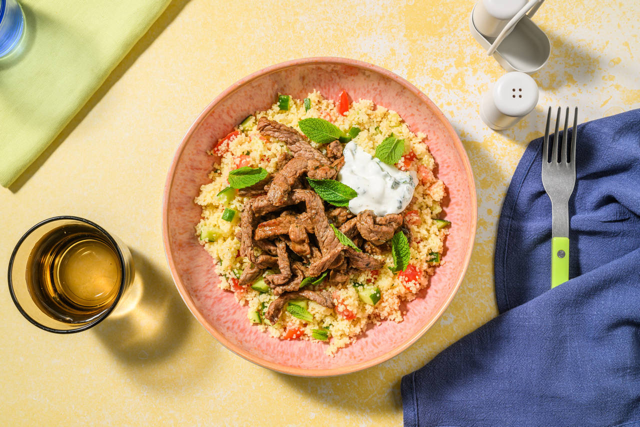 Ternera a la miel con salsa de yogur al limón sobre ensalada fresca de cuscús y verduras