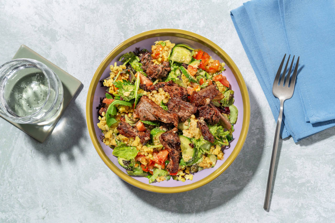 Ternera marinada con vinagreta de pecorino sobre ensalada de bulgur, pepino y tomate