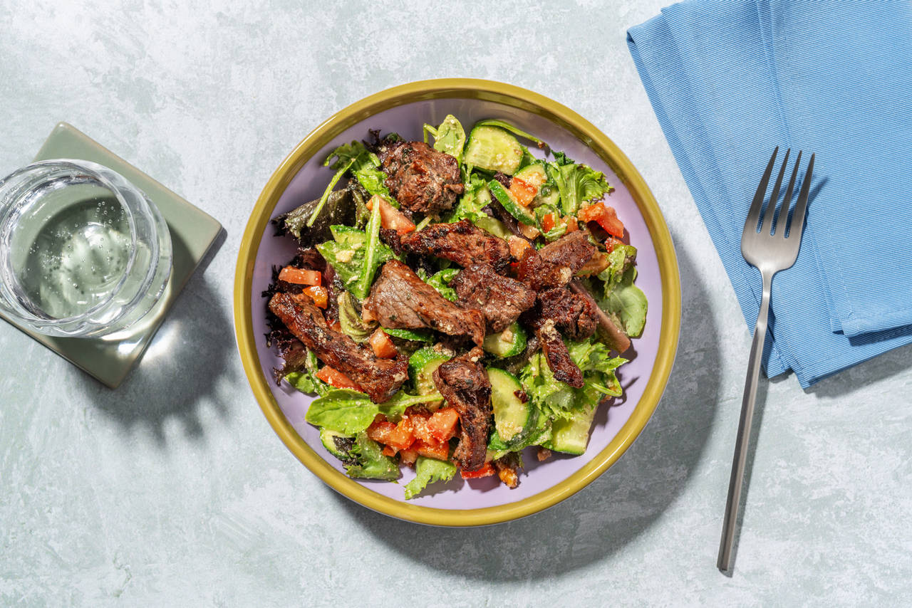 Bol de ternera con vinagreta de pecorino sobre ensalada de pepino y tomate
