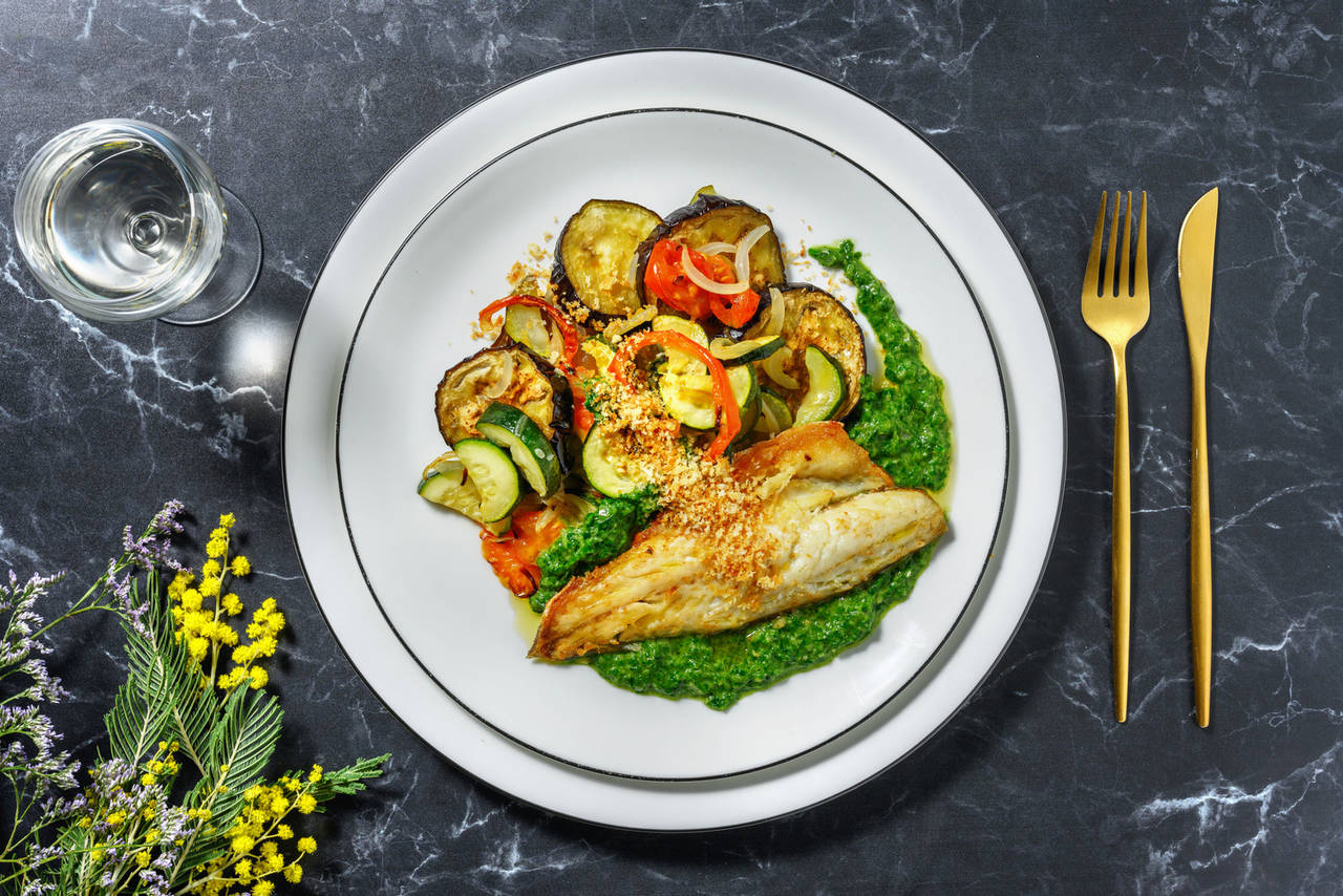 Lubina al horno con ratatouille con salsa casera de espinacas y panko tostado