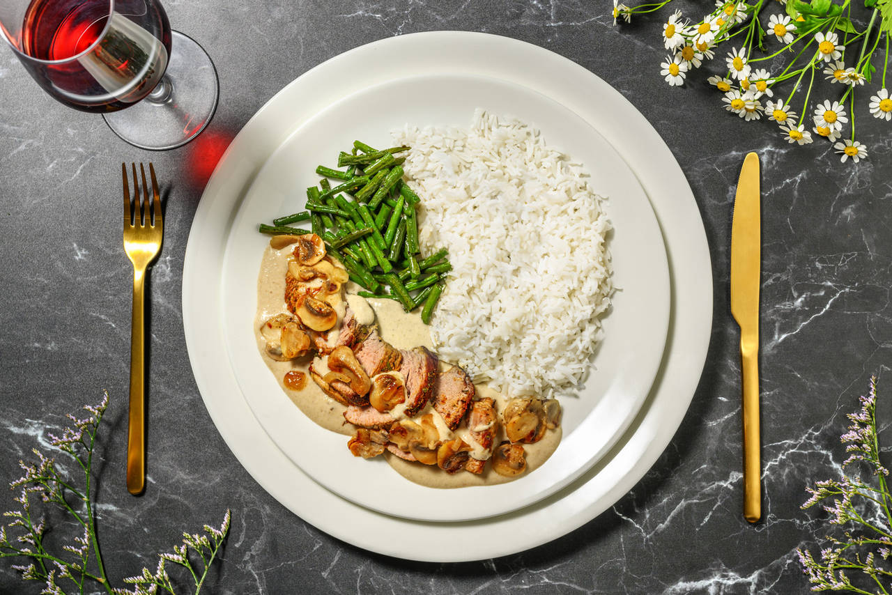 Solomillo de cerdo con salsa cremosa de setas acompañado de arroz y judías verdes salteadas