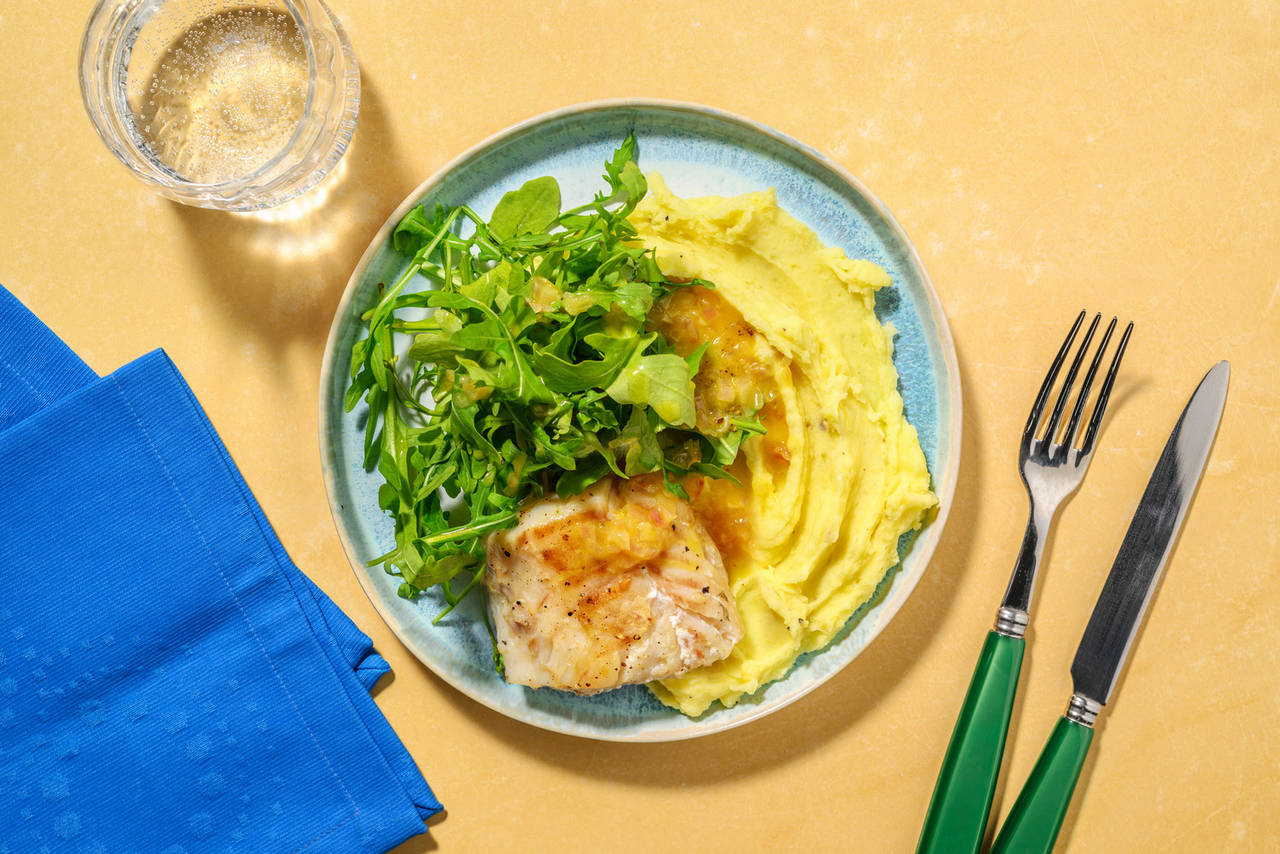 Merluza con salsa casera de naranja y miel acompañada de puré de patatas y ensalada