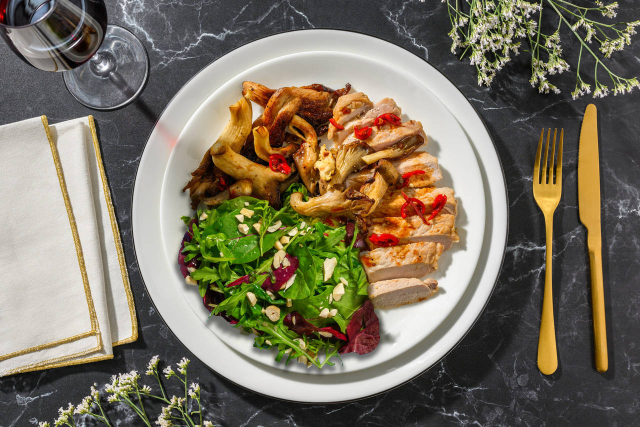 Solomillo de cerdo con gírgolas salteadas con salsa asiática y ensalada con cacahuetes