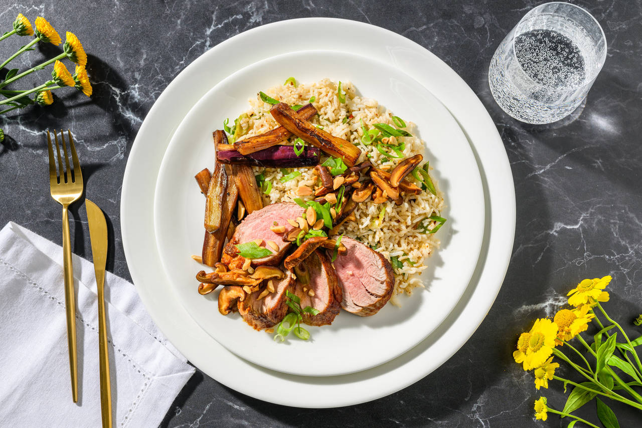 Solomillo de cerdo oriental con setas shiitake con arroz, berenjena caramelizada y cacahuetes