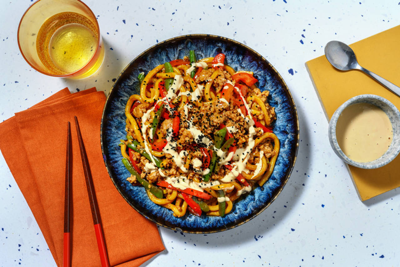 Fideos udon con cerdo y verduras con semillas negras y aderezo de mayonesa de soja