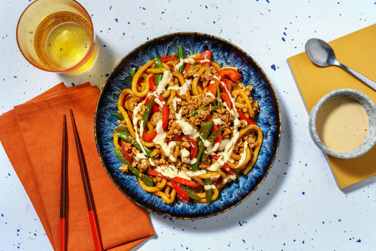 Fideos udon con cerdo y verduras aderezados con mayonesa de soja