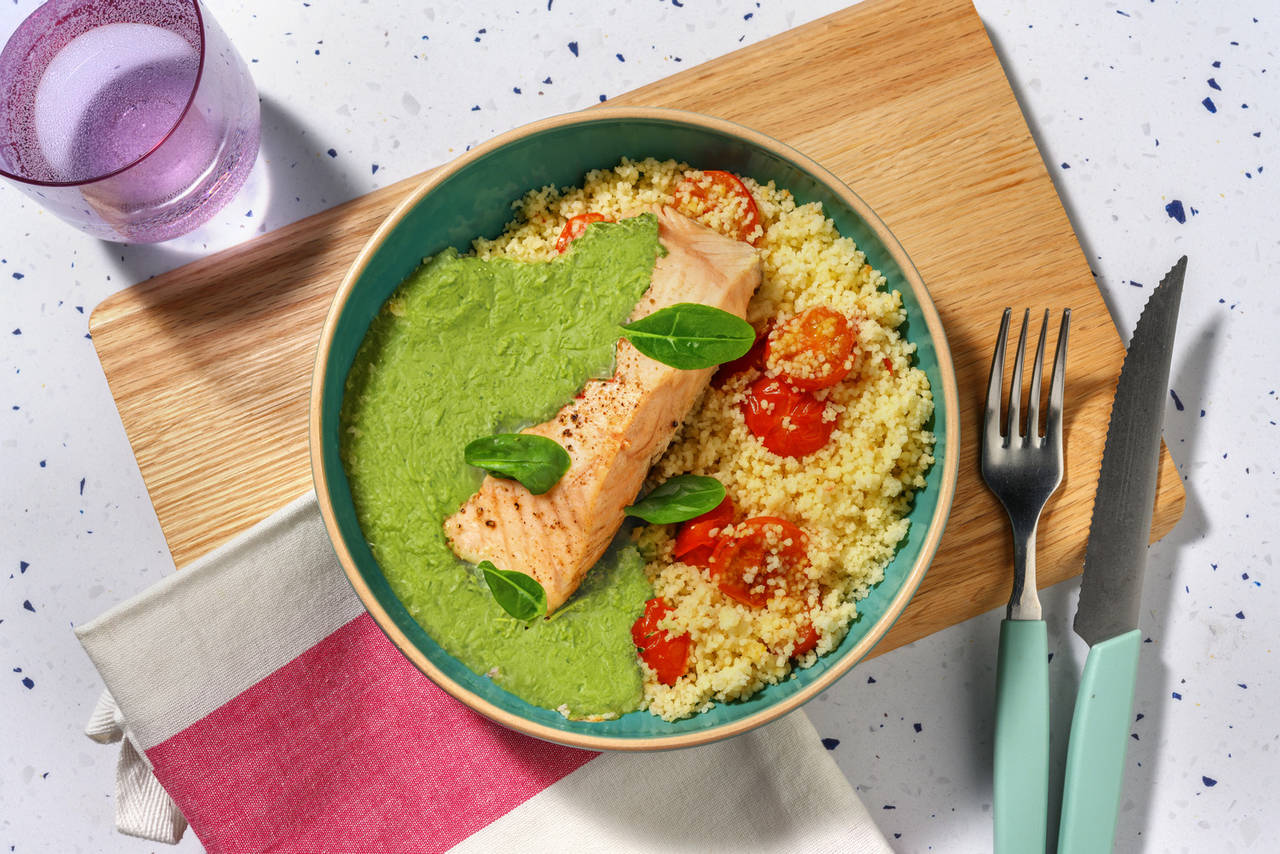 Salmón con salsa casera de espinacas acompañado de cuscús con tomates cherry