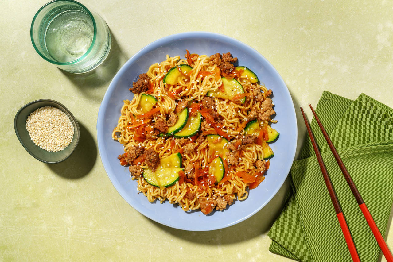 Wok rápido de fideos y carne picada de ternera con verduras y semillas de sésamo