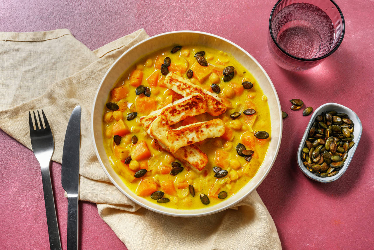 Curry korma con queso estilo chipriota con calabaza asada y semillas de calabaza tostadas