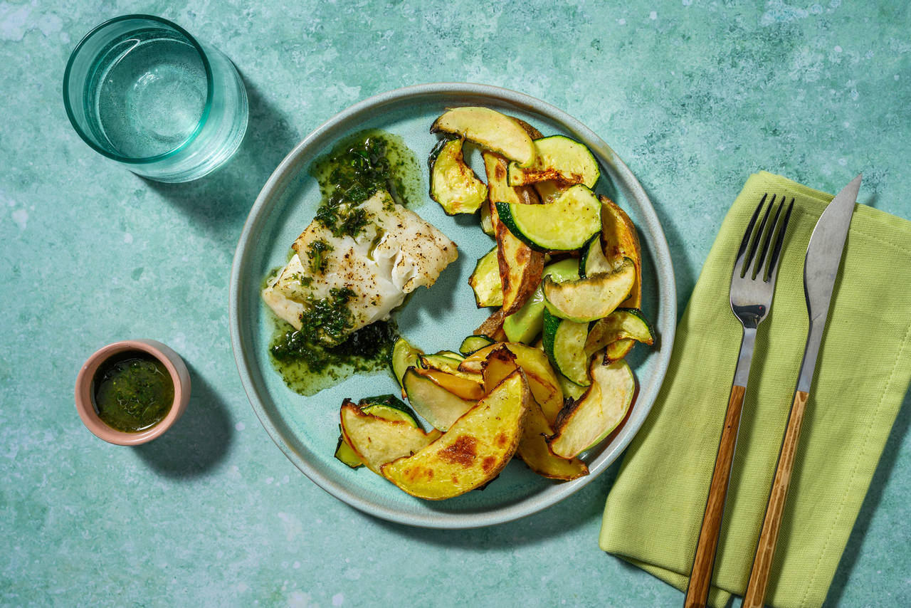 Bacalao al horno con aceite de albahaca con patatas, calabacín y manzana horneados