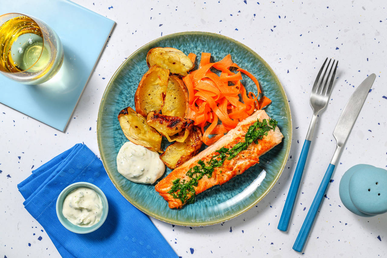 Salmón al horno con manzana asada con zanahoria encurtida y mayonesa de cilantro y lima